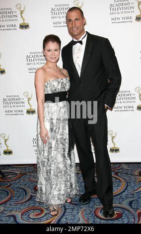 Jacqueline J. Gonzalez, Executive Director, New York Chapter, National Academy of Television Arts & Sciences und Modefotograf Nigel Barker bei der 51. Annual New York Emmy Awards Gala. Im Marriott Hotel in New York, NY am 6. April 2008. Stockfoto