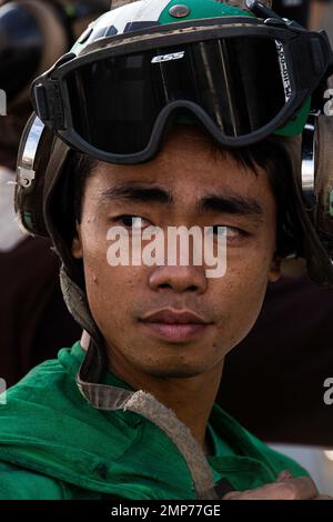 Mate Airman Duc Tam Tran von Flugzeugmechaniker aus Nha Trang, Vietnam, der den „Tomcaters“ von Strike Fighter Squadron (VFA) 31 zugewiesen wurde, führt Routinewartung an einem F/A-18E Super Hornet auf dem Flugdeck des erstklassigen Flugzeugträgers Gerald USS R. Ford (CVN 78), 13. Oktober 2022 durch. Die Gerald R. Ford Carrier Strike Group (GRFCSG) wird im Atlantischen Ozean eingesetzt und führt zusammen mit NATO-Alliierten und Partnern Trainings und Operationen durch, um die Integration für zukünftige Einsätze zu verbessern und das Engagement der US-Marine für eine friedliche, stabile und konfliktfreie atlantische Region zu demonstrieren. Stockfoto