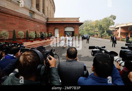 Neu-Delhi, Indien. 31. Januar 2023. Der indische Premierminister Narendra Modi (C) spricht am ersten Tag der Haushaltssitzung im Parlamentsgebäude in Neu-Delhi vor den Medien. Kredit: SOPA Images Limited/Alamy Live News Stockfoto
