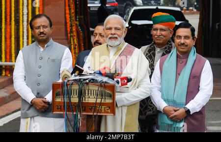 Neu-Delhi, Indien. 31. Januar 2023. Der indische Premierminister Narendra Modi (C) spricht am ersten Tag der Haushaltssitzung im Parlamentsgebäude in Neu-Delhi vor den Medien. Kredit: SOPA Images Limited/Alamy Live News Stockfoto