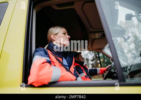Porträt einer jungen Ärztin im Krankenwagen. Stockfoto