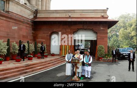 Neu-Delhi, Indien. 31. Januar 2023. Der indische Premierminister Narendra Modi (C) spricht am ersten Tag der Haushaltssitzung im Parlamentsgebäude in Neu-Delhi vor den Medien. Kredit: SOPA Images Limited/Alamy Live News Stockfoto