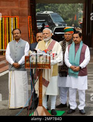 Neu-Delhi, Indien. 31. Januar 2023. Der indische Premierminister Narendra Modi (C) spricht am ersten Tag der Haushaltssitzung im Parlamentsgebäude in Neu-Delhi vor den Medien. Kredit: SOPA Images Limited/Alamy Live News Stockfoto