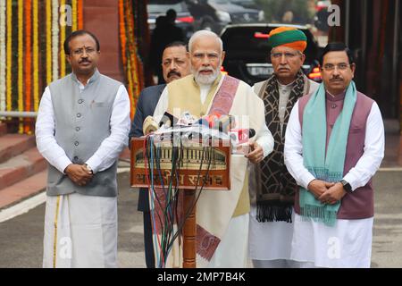 Neu-Delhi, Indien. 31. Januar 2023. Der indische Premierminister Narendra Modi (C) spricht am ersten Tag der Haushaltssitzung im Parlamentsgebäude in Neu-Delhi vor den Medien. Kredit: SOPA Images Limited/Alamy Live News Stockfoto