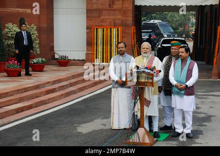 Neu-Delhi, Indien. 31. Januar 2023. Der indische Premierminister Narendra Modi (C) spricht am ersten Tag der Haushaltssitzung im Parlamentsgebäude in Neu-Delhi vor den Medien. Kredit: SOPA Images Limited/Alamy Live News Stockfoto