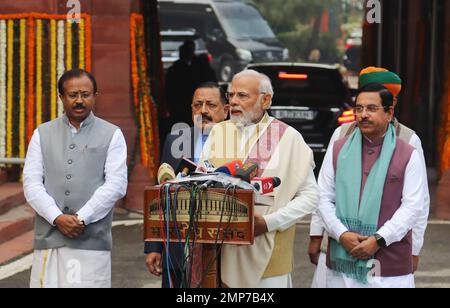 Neu-Delhi, Indien. 31. Januar 2023. Der indische Premierminister Narendra Modi (C) spricht am ersten Tag der Haushaltssitzung im Parlamentsgebäude in Neu-Delhi vor den Medien. Kredit: SOPA Images Limited/Alamy Live News Stockfoto
