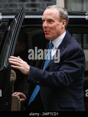 London, Großbritannien. 31. Januar 2023. Dominic Raab MP, Stellvertretender Premierminister, Lordkanzler, Staatssekretär für Justiz. Minister der Sunak-Regierung nehmen heute an der wöchentlichen Kabinettssitzung in der Downing Street 10 in Westminster Teil. Raab soll sich nach wiederholten Mobbing-Anschuldigungen in einer wackeligen Lage befinden . Kredit: Imageplotter/Alamy Live News Stockfoto