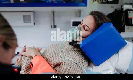 Nahaufnahme der untersuchenden Patientin, Vorbereitung auf den Transport. Stockfoto