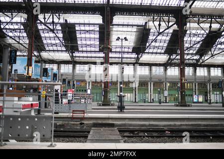 Reisende am Bahnhof Gare de Lyon während der landesweiten Streiks und Proteste gegen den Rentenreformplan der Regierung am 31. Januar 2023 in Paris, Frankreich. Foto: Lionel Urman/ABACAPRESS.COM Stockfoto