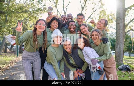 Teamarbeit, Gemeinschaft und Porträt von Menschen, die Park, Wald und Wälder für eine gesunde Umwelt reinigen. Unterstützung, Wohltätigkeit und eine Gruppe von Freiwilligen, für die sie lächeln Stockfoto