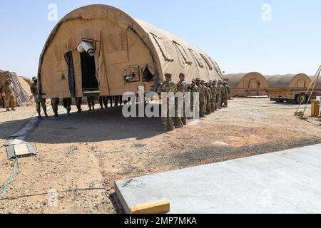 Die US-Luftwaffe „DirtBoyz“, die der Expeditionary Civil Engineer Squadron von 378. zugewiesen wurde, trägt ein Zelt auf dem Luftwaffenstützpunkt Prince Sultan, Königreich Saudi-Arabien, 11. Oktober 2022. Die Mission der ECES von 378. besteht darin, die erforderlichen Einrichtungen und Infrastrukturen bereitzustellen, um PSAB zu einer einsatzbereiten, robusten und widerstandsfähigen Kampfplattform im Verantwortungsbereich der AFCENT zu machen. Stockfoto