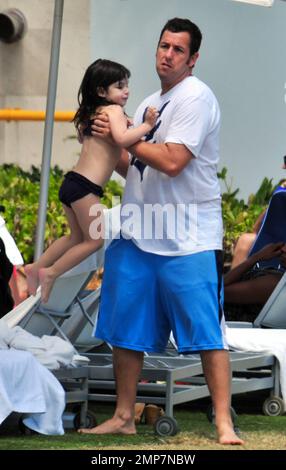 EXKLUSIV!! Schauspieler Adam Sandler verbringt einen Familientag am Pool mit den Töchtern Sadie und Sunny während eines Besuchs in Miami Beach. Sandler saß am Pool, während die beiden Kinder die Sonne und den Spaß im Pool genossen. Miami Beach, Florida 28. März 2012 Stockfoto
