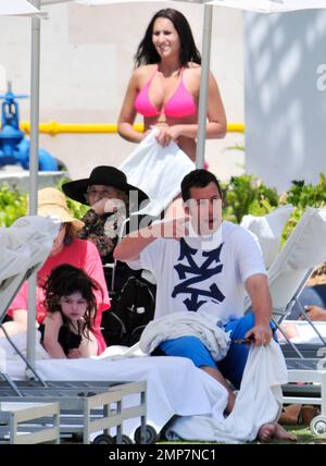 EXKLUSIV!! Schauspieler Adam Sandler verbringt einen Familientag am Pool mit den Töchtern Sadie und Sunny während eines Besuchs in Miami Beach. Sandler saß am Pool, während die beiden Kinder die Sonne und den Spaß im Pool genossen. Miami Beach, Florida 28. März 2012 Stockfoto