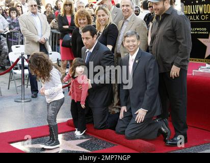 Adam Sandler wird von seiner Frau Jackie, den Töchtern Sadie und Sunny und seiner Mutter Judy zur Zeremonie des Hollywood Walk of Fame begleitet. Zu Sandler kamen auch die Freunde Kevin James, Henry Winkler und David Spade. Hollywood, Kalifornien. 2/1/11. Stockfoto