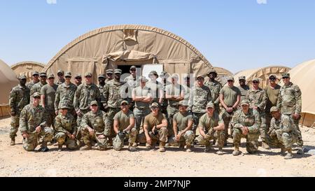 Die US-Luftwaffe „DirtBoyz“, die der Expeditionary Civil Engineer Squadron von 378. zugewiesen wurde, posiert für ein Foto auf dem Luftwaffenstützpunkt Prince Sultan, Königreich Saudi-Arabien, 11. Oktober 2022. Die Mission der ECES von 378. besteht darin, die erforderlichen Einrichtungen und Infrastrukturen bereitzustellen, um PSAB zu einer einsatzbereiten, robusten und widerstandsfähigen Kampfplattform im Verantwortungsbereich der AFCENT zu machen. Stockfoto