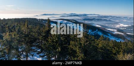 Blick auf die Moravskoslezske Beskiden Berge mit dem höchsten Lysa hora Hügel vom Barania Gora Hügel im Winter Beskiden Slaski Berge in Polen Stockfoto