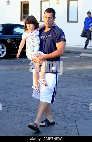 Schauspieler Adam Sandler trägt die Tochter Sunny während eines Ausflugs in Malibu während der Feiertage am Labor Day. Malibu, Kalifornien. 3. September 2012 Stockfoto