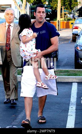 Schauspieler Adam Sandler trägt die Tochter Sunny während eines Ausflugs in Malibu während der Feiertage am Labor Day. Malibu, Kalifornien. 3. September 2012 Stockfoto