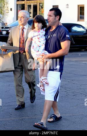 Schauspieler Adam Sandler trägt die Tochter Sunny während eines Ausflugs in Malibu während der Feiertage am Labor Day. Malibu, Kalifornien. 3. September 2012 Stockfoto