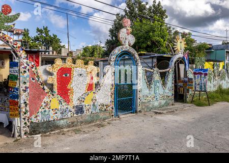 Geflieste Gartenwand in Fusterlandia, Jaimanitas, Havanna, Kuba. Stockfoto