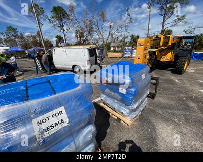 Fort Myers, FL (Okt 11, 2022) - US Army Corps of Engineers Contractors holen Lieferungen für Operation Blue Roof ab Stockfoto