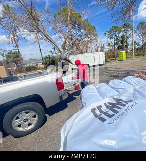 Fort Myers, FL (Okt 11, 2022) - US Army Corps of Engineers Contractors holen Lieferungen für Operation Blue Roof ab Stockfoto