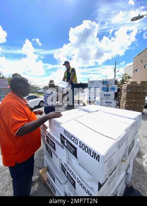 Fort Myers, FL (Okt 11, 2022) - Lee County Beamte liefern gespendete Waren an das Quality Life Center. Stockfoto