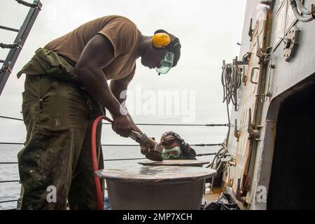 221011-N-ZQ263-1069 PAZIFISCHER OZEAN (OKT 11, 2022) US Navy Seaman Elbert Jennings links, aus St. Louis, und Seaman Jaime Delgado, aus San Francisco, führen vorbeugende Wartung auf Bitts an Bord des Arleigh Burke-Klasse Lenkraketen-Zerstörers USS Chung-Hoon (DDG 93). Chung-Hoon arbeitet derzeit mit der Nimitz Carrier Strike Group zusammen, um einen bevorstehenden Einsatz vorzubereiten. Stockfoto