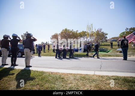 Die Ehrengarde der Utah National Guard führt Begräbnishonorate für die überlebende Familie des US Army Air Corps Sgt durch. Elvin L. Phillips, ein Flugmann, der vor 79 Jahren während des Zweiten Weltkriegs getötet wurde Familie aus mehreren Staaten, Freunde, Ersthelfer und Dienstmitglieder versammelten sich während der Beerdigung auf dem Utah Veterans Cemetery & Memorial Park in Bluffdale, Utah, am 11. Oktober 2022, um Respekt zu zollen. Stockfoto