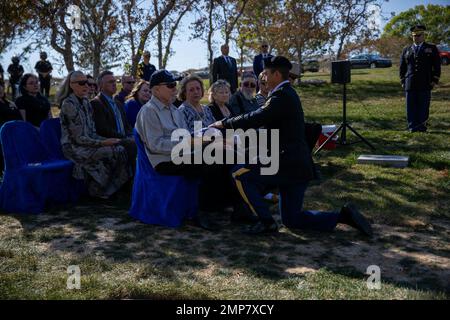 Die Ehrengarde der Utah National Guard führt Begräbnishonorate für die überlebende Familie des US Army Air Corps Sgt durch. Elvin L. Phillips, ein Flugmann, der vor 79 Jahren während des Zweiten Weltkriegs getötet wurde Familie aus mehreren Staaten, Freunde, Ersthelfer und Dienstmitglieder versammelten sich während der Beerdigung auf dem Utah Veterans Cemetery & Memorial Park in Bluffdale, Utah, am 11. Oktober 2022, um Respekt zu zollen. Stockfoto