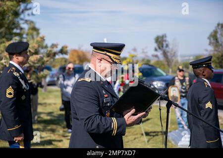 Die Ehrengarde der Utah National Guard führt Begräbnishonorate für die überlebende Familie des US Army Air Corps Sgt durch. Elvin L. Phillips, ein Flugmann, der vor 79 Jahren während des Zweiten Weltkriegs getötet wurde Familie aus mehreren Staaten, Freunde, Ersthelfer und Dienstmitglieder versammelten sich während der Beerdigung auf dem Utah Veterans Cemetery & Memorial Park in Bluffdale, Utah, am 11. Oktober 2022, um Respekt zu zollen. Stockfoto