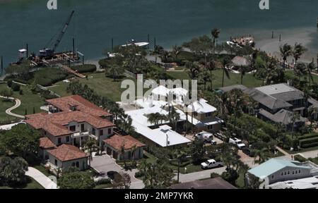 EXKLUSIV!! Unvergleichlicher Blick auf die Schauspielerin Olivia Newton-John's $4,1 Millionen Dollar großes, 7000 Quadratmeter großes Haus, das derzeit renoviert wird. Das Jupiter Inlet Colony, Palm Beach Haus am Wasser wurde von dem 'Grease' Star und ihrem Mann John Easterling im Juni 2009 ein Jahr nach der Hochzeit des Paares gekauft. Das zweistöckige Haus, das als Key West-Atmosphäre beschrieben wurde, hat einen breiten Grundriss, vier Schlafzimmer und ist haustierfreundlich. Jupiter, Florida 04/27/10. Stockfoto