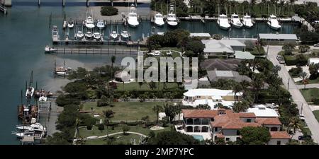 EXKLUSIV!! Unvergleichlicher Blick auf die Schauspielerin Olivia Newton-John's $4,1 Millionen Dollar großes, 7000 Quadratmeter großes Haus, das derzeit renoviert wird. Das Jupiter Inlet Colony, Palm Beach Haus am Wasser wurde von dem 'Grease' Star und ihrem Mann John Easterling im Juni 2009 ein Jahr nach der Hochzeit des Paares gekauft. Das zweistöckige Haus, das als Key West-Atmosphäre beschrieben wurde, hat einen breiten Grundriss, vier Schlafzimmer und ist haustierfreundlich. Jupiter, Florida 04/27/10. B Stockfoto