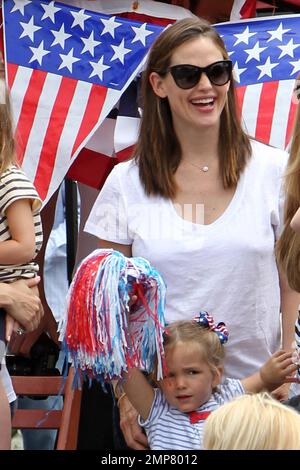 - Jennifer Garner und Ehemann Ben Affleck nehmen ihre Töchter Violet und Seraphina mit zu ihrer Parade am 4. Juli in Los Angeles, Kalifornien. 4. Juli 2012 . Stockfoto