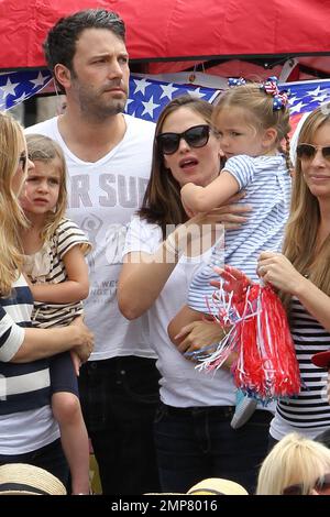 - Jennifer Garner und Ehemann Ben Affleck nehmen ihre Töchter Violet und Seraphina mit zu ihrer Parade am 4. Juli in Los Angeles, Kalifornien. 4. Juli 2012 . Stockfoto