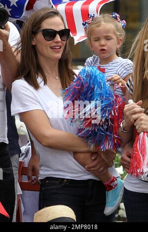 Jennifer Garner und Ehemann Ben Affleck nehmen ihre Töchter Violet und Seraphina zu ihrer örtlichen Parade zum 4. Juli in Los Angeles, Kalifornien, mit. 4. Juli 2012 . Stockfoto