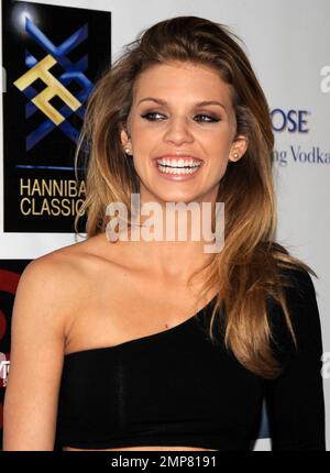 AnnaLynne McCord in einem engen Kleid posiert auf dem roten Teppich bei der AFM Blowout Party, die von Cheetah Vision, Hannibal Pictures/Hannibal Classics und Emmett/Furla Films in den Pier59 Studios in Santa Monica veranstaltet wird. McCord, die eine kleine Fehlfunktion im Kleiderschrank hatte, als ihr BH in ihr Kleid stieß, schien glücklich auf der Veranstaltung zu sein, obwohl ihr Ex-Freund „Twilight“ Schauspieler Kellan Lutz ebenfalls auf der Party war. Los Angeles, Kalifornien. 11/05/10. Stockfoto