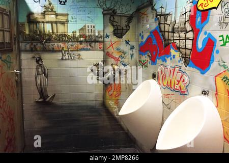 Urinal mit graffiti Stockfoto