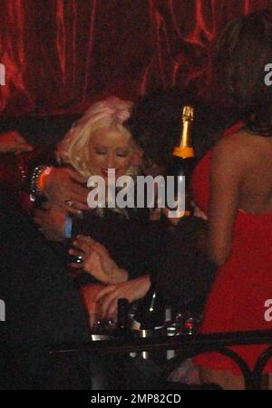 Exklusiv!! Christina Aguilera sitzt im vip-Bereich und trinkt Champagner und macht es sich mit Freunden gemütlich, während ihr Ehemann Jordan Bratman in der Nähe sitzt. Die Pop-Prinzessin und die neue Mutter veranstalteten den Abend im LAX-Nachtclub. Las Vegas, NV 5/31/08 Stockfoto