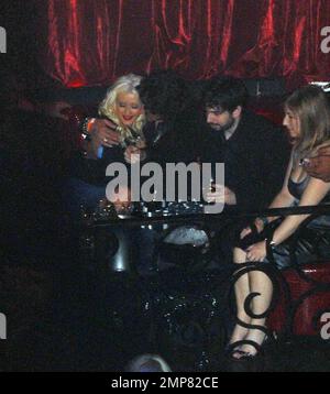 Exklusiv!! Christina Aguilera sitzt im vip-Bereich und trinkt Champagner und macht es sich mit Freunden gemütlich, während ihr Ehemann Jordan Bratman in der Nähe sitzt. Die Pop-Prinzessin und die neue Mutter veranstalteten den Abend im LAX-Nachtclub. Las Vegas, NV 5/31/08 Stockfoto