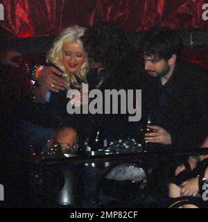 Exklusiv!! Christina Aguilera sitzt im vip-Bereich und trinkt Champagner und macht es sich mit Freunden gemütlich, während ihr Ehemann Jordan Bratman in der Nähe sitzt. Die Pop-Prinzessin und die neue Mutter veranstalteten den Abend im LAX-Nachtclub. Las Vegas, NV 5/31/08 Stockfoto