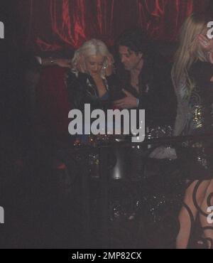 Exklusiv!! Christina Aguilera sitzt im vip-Bereich und trinkt Champagner und macht es sich mit Freunden gemütlich, während ihr Ehemann Jordan Bratman in der Nähe sitzt. Die Pop-Prinzessin und die neue Mutter veranstalteten den Abend im LAX-Nachtclub. Las Vegas, NV 5/31/08 Stockfoto