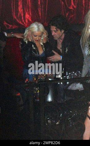 Exklusiv!! Christina Aguilera sitzt im vip-Bereich und trinkt Champagner und macht es sich mit Freunden gemütlich, während ihr Ehemann Jordan Bratman in der Nähe sitzt. Die Pop-Prinzessin und die neue Mutter veranstalteten den Abend im LAX-Nachtclub. Las Vegas, NV 5/31/08 Stockfoto