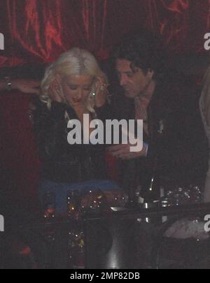 Exklusiv!! Christina Aguilera sitzt im vip-Bereich und trinkt Champagner und macht es sich mit Freunden gemütlich, während ihr Ehemann Jordan Bratman in der Nähe sitzt. Die Pop-Prinzessin und die neue Mutter veranstalteten den Abend im LAX-Nachtclub. Las Vegas, NV 5/31/08 Stockfoto