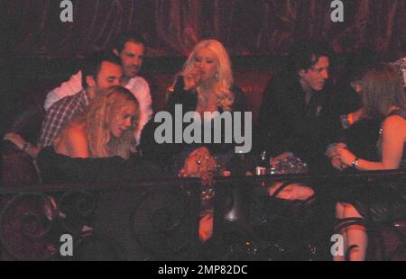Exklusiv!! Christina Aguilera sitzt im vip-Bereich und trinkt Champagner und macht es sich mit Freunden gemütlich, während ihr Ehemann Jordan Bratman in der Nähe sitzt. Die Pop-Prinzessin und die neue Mutter veranstalteten den Abend im LAX-Nachtclub. Las Vegas, NV 5/31/08 Stockfoto