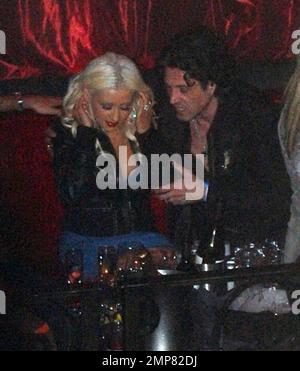 Exklusiv!! Christina Aguilera sitzt im vip-Bereich und trinkt Champagner und macht es sich mit Freunden gemütlich, während ihr Ehemann Jordan Bratman in der Nähe sitzt. Die Pop-Prinzessin und die neue Mutter veranstalteten den Abend im LAX-Nachtclub. Las Vegas, NV 5/31/08 Stockfoto
