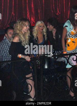 Exklusiv!! Christina Aguilera sitzt im vip-Bereich und trinkt Champagner und macht es sich mit Freunden gemütlich, während ihr Ehemann Jordan Bratman in der Nähe sitzt. Die Pop-Prinzessin und die neue Mutter veranstalteten den Abend im LAX-Nachtclub. Las Vegas, NV 5/31/08 Stockfoto