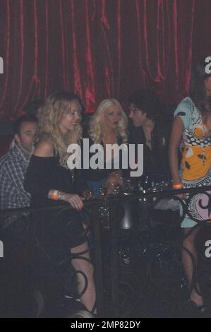 Exklusiv!! Christina Aguilera sitzt im vip-Bereich und trinkt Champagner und macht es sich mit Freunden gemütlich, während ihr Ehemann Jordan Bratman in der Nähe sitzt. Die Pop-Prinzessin und die neue Mutter veranstalteten den Abend im LAX-Nachtclub. Las Vegas, NV 5/31/08 Stockfoto