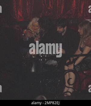 Exklusiv!! Christina Aguilera sitzt im vip-Bereich und trinkt Champagner und macht es sich mit Freunden gemütlich, während ihr Ehemann Jordan Bratman in der Nähe sitzt. Die Pop-Prinzessin und die neue Mutter veranstalteten den Abend im LAX-Nachtclub. Las Vegas, NV 5/31/08 Stockfoto