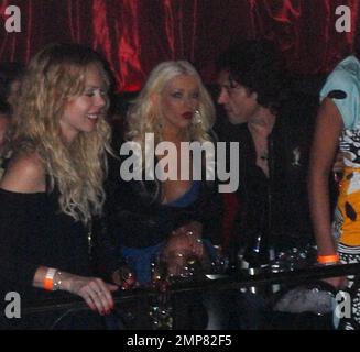 Exklusiv!! Christina Aguilera sitzt im vip-Bereich und trinkt Champagner und macht es sich mit Freunden gemütlich, während ihr Ehemann Jordan Bratman in der Nähe sitzt. Die Pop-Prinzessin und die neue Mutter veranstalteten den Abend im LAX-Nachtclub. Las Vegas, NV 5/31/08 Stockfoto